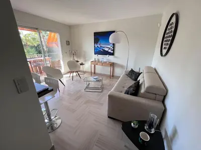 Coin salon dans l'établissement Appartement climatisé avec terrasse, vue jardin et piscine
