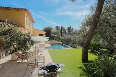 Piscine de l'établissement Peaceful Villa with Infinity Pool, 10' from the Center of Antibes ou située à proximité