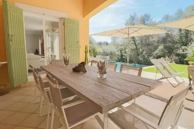 Balcon ou terrasse dans l'établissement Peaceful Villa with Infinity Pool, 10' from the Center of Antibes