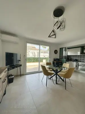 Télévision ou salle de divertissement dans l'établissement AGENCIA appartement 2 Pièces lumineux terrasse