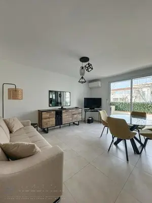 Télévision ou salle de divertissement dans l'établissement AGENCIA appartement 2 Pièces lumineux terrasse