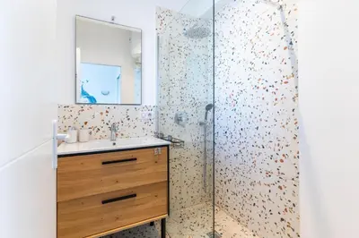 Salle de bains dans l'établissement Le Grand Large - Appt proche plage Antibes
