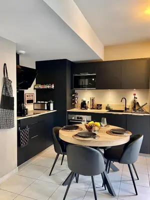 Cuisine ou kitchenette dans l'établissement Très bel appartement dans résidence avec piscine à 5min des plages de Villeneuve Loubet.