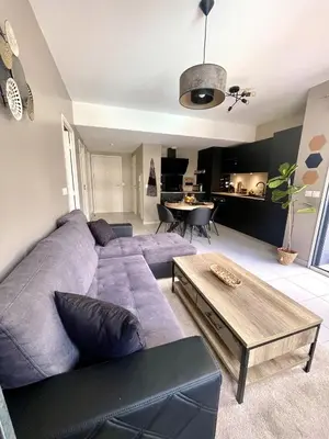 Coin salon dans l'établissement Très bel appartement dans résidence avec piscine à 5min des plages de Villeneuve Loubet.