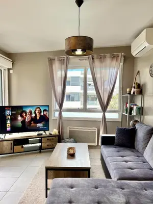 Télévision ou salle de divertissement dans l'établissement Très bel appartement dans résidence avec piscine à 5min des plages de Villeneuve Loubet.