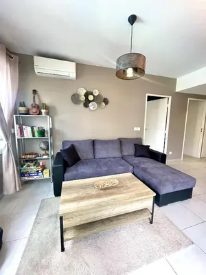 Coin salon dans l'établissement Très bel appartement dans résidence avec piscine à 5min des plages de Villeneuve Loubet.
