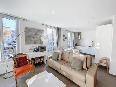 Coin salon dans l'établissement Cannes Heart of town 2 BR perfect congress & Holidays by Olam Properties