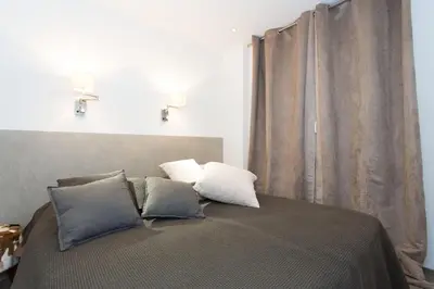 Un ou plusieurs lits dans un hébergement de l'établissement Cannes Heart of town 2 BR perfect congress & Holidays by Olam Properties