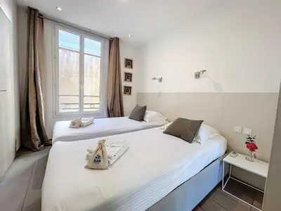 Un ou plusieurs lits dans un hébergement de l'établissement Cannes Heart of town 2 BR perfect congress & Holidays by Olam Properties
