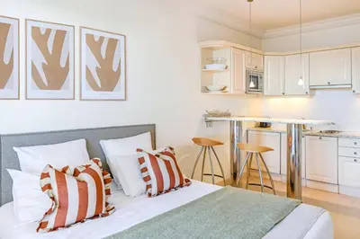 Cuisine ou kitchenette dans l'établissement Buckingham & Lloyds - Cannes