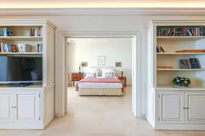 Bibliothèque dans l'appartement
