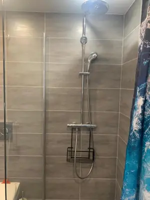 Salle de bains dans l'établissement Grand studio très agréable avec bar, cuisine et terrasse