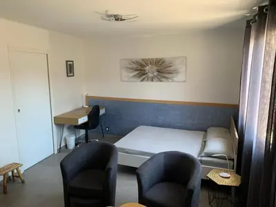 Coin salon dans l'établissement Grand studio très agréable avec bar, cuisine et terrasse