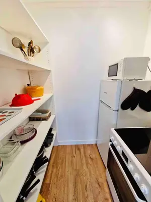 Cuisine ou kitchenette dans l'établissement Appartement T3 lumineux - 6 pers - Hypercentre - Climatisé - Gare SNCF à 200 m - Parking privé - Mer à 100 m