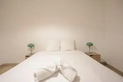 Un ou plusieurs lits dans un hébergement de l'établissement Appartement T3 lumineux - 6 pers - Hypercentre - Climatisé - Gare SNCF à 200 m - Parking privé - Mer à 100 m