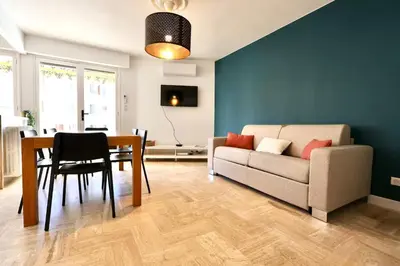 Télévision ou salle de divertissement dans l'établissement Appartement T3 lumineux - 6 pers - Hypercentre - Climatisé - Gare SNCF à 200 m - Parking privé - Mer à 100 m