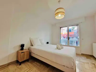 Un ou plusieurs lits dans un hébergement de l'établissement Appartement T3 lumineux - 6 pers - Hypercentre - Climatisé - Gare SNCF à 200 m - Parking privé - Mer à 100 m
