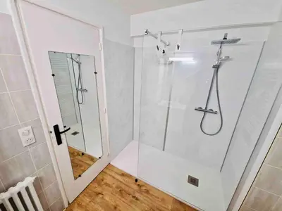 Salle de bains dans l'établissement Appartement T3 lumineux - 6 pers - Hypercentre - Climatisé - Gare SNCF à 200 m - Parking privé - Mer à 100 m