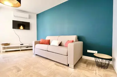 Coin salon dans l'établissement Appartement T3 lumineux - 6 pers - Hypercentre - Climatisé - Gare SNCF à 200 m - Parking privé - Mer à 100 m