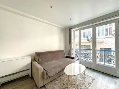 Coin salon dans l'établissement Superbe appartement avec terrasse centre-ville et plage à 5 min