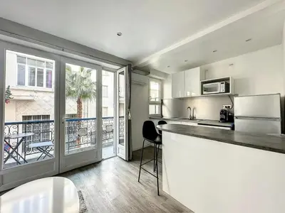 Cuisine ou kitchenette dans l'établissement Superbe appartement avec terrasse centre-ville et plage à 5 min