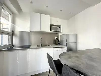 Cuisine ou kitchenette dans l'établissement Superbe appartement avec terrasse centre-ville et plage à 5 min