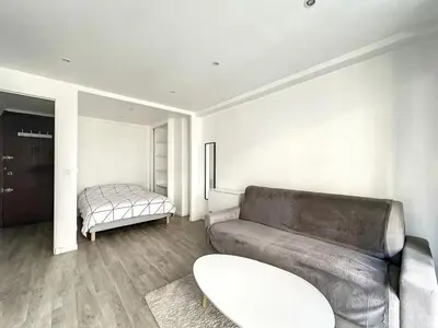 Coin salon dans l'établissement Superbe appartement avec terrasse centre-ville et plage à 5 min