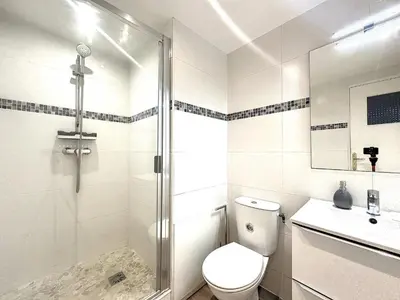 Salle de bains dans l'établissement Superbe appartement avec terrasse centre-ville et plage à 5 min