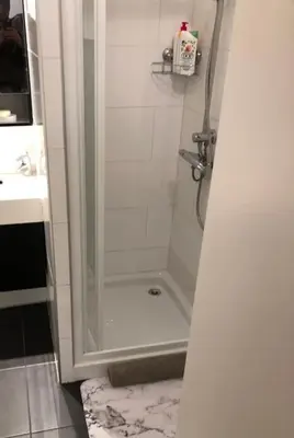 Salle de bains dans l'établissement Cosy studio situé en plein cœur du vieil antibes.