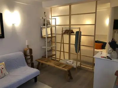 Coin salon dans l'établissement Cosy studio situé en plein cœur du vieil antibes.