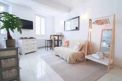 Télévision ou salle de divertissement dans l'établissement Cosy studio situé en plein cœur du vieil antibes.