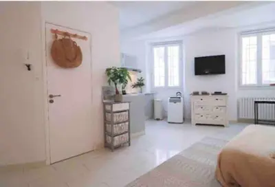 Télévision ou salle de divertissement dans l'établissement Cosy studio situé en plein cœur du vieil antibes.