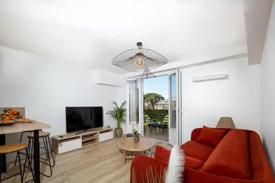 Télévision ou salle de divertissement dans l'établissement Superbe T2 Juan Les Pins 300m des plages