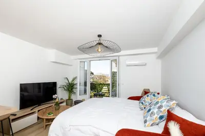Télévision ou salle de divertissement dans l'établissement Superbe T2 Juan Les Pins 300m des plages