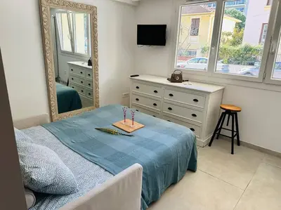 Un ou plusieurs lits dans un hébergement de l'établissement Cosy Studio à deux pas de la plage, de la gare et du palais des congrès