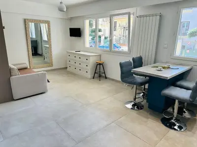 Télévision ou salle de divertissement dans l'établissement Cosy Studio à deux pas de la plage, de la gare et du palais des congrès
