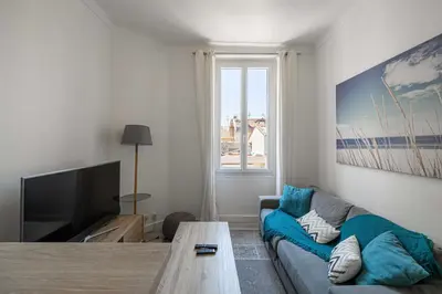 Télévision ou salle de divertissement dans l'établissement Beautiful renovated residence near Croisette
