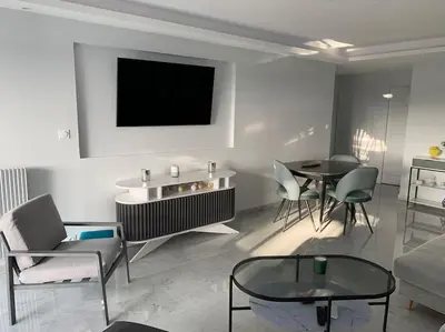 Télévision ou salle de divertissement dans l'établissement La Pinède - Appartment 3 bedrooms