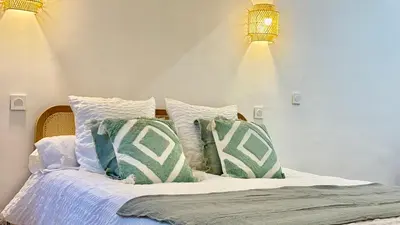 Un ou plusieurs lits dans un hébergement de l'établissement La Bohème Cosy Apt Near Beach AC Near festival