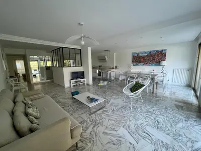 Coin salon dans l'établissement CANNES Martinez- family apartment 100m2