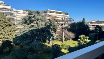 Jardin de l'établissement Ideal vacation apartment in Juan-les-Pins, with a pool and 5 minutes from the beach