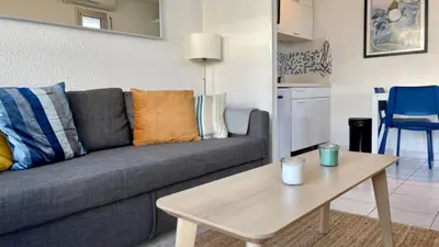 Coin salon dans l'établissement Ideal vacation apartment in Juan-les-Pins, with a pool and 5 minutes from the beach