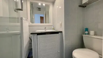 Salle de bains dans l'établissement Ideal vacation apartment in Juan-les-Pins, with a pool and 5 minutes from the beach