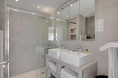 Salle de bains dans l'établissement LE SYLVAPLANA JUAN LES PINS Terrasse 30m2