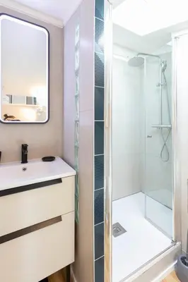 Salle de bains dans l'établissement Vauban Stylish 1-Bedroom Apartment in Antibes City Center with AC
