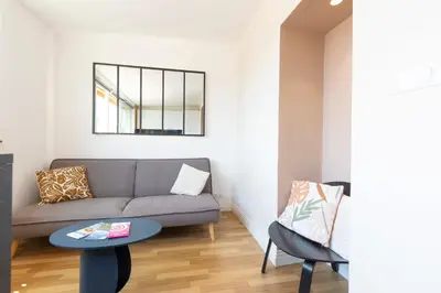 Coin salon dans l'établissement Vauban Stylish 1-Bedroom Apartment in Antibes City Center with AC