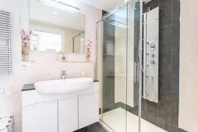 Salle de bains dans l'établissement Cannes Rue d'Antibes Premium 2 BDR 2 baths Exclusive Olam Properties