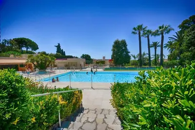 Piscine de l'établissement Évasion de rêve : 3P, Piscine, Tennis, Wifi, Park. ou située à proximité