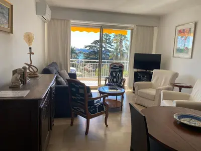 Télévision ou salle de divertissement dans l'établissement Appartement vue sur mer, proche Croisette