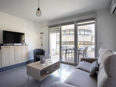 Télévision ou salle de divertissement dans l'établissement Apartment L'Orée du parc by Interhome